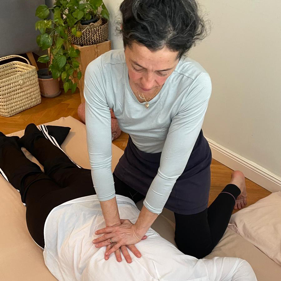 Ornit Arnon – zertifizierte Shiatsu-Praktikerin in Berlin-Schöneberg